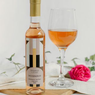 Vin din petale de trandafiri