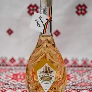 Rachiu de mere imbatranit 7 ani in butoi de stejar, 52% alcool, 500 ml.